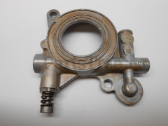 RedMax 503521302 Oil Pump - image 1